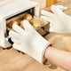 thumbnail image 4 of Juego de 2 guantes de silicona para horno | Guantes resistentes al calor para hornear y usar en microondas | Agarre antideslizante para sartenes, bandejas y cuencos calientes | Verde, beige y gris, 4 of 6