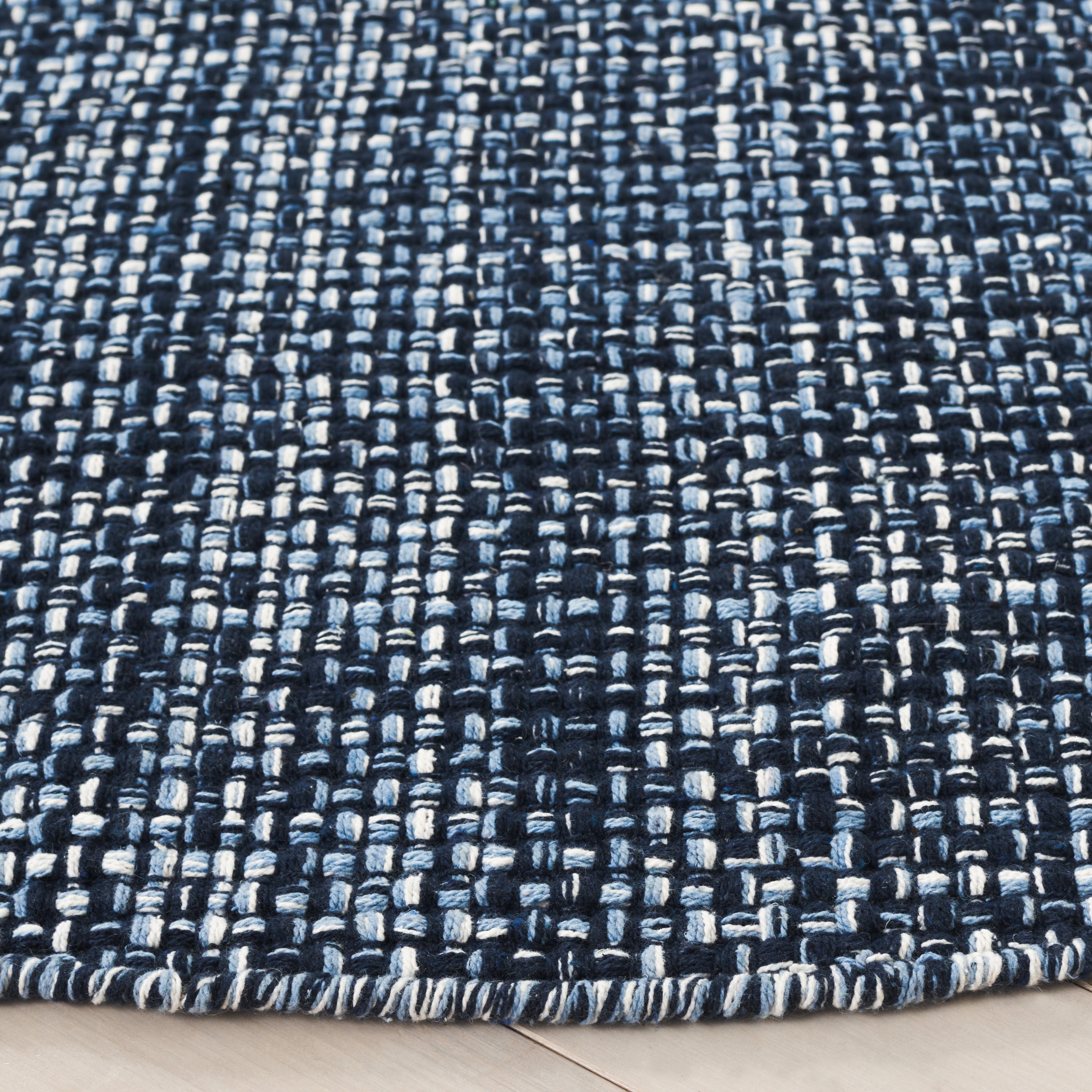 SAFAVIEH Montauk Ombre Solid Area Rug, Navy, 6' x 6' Round