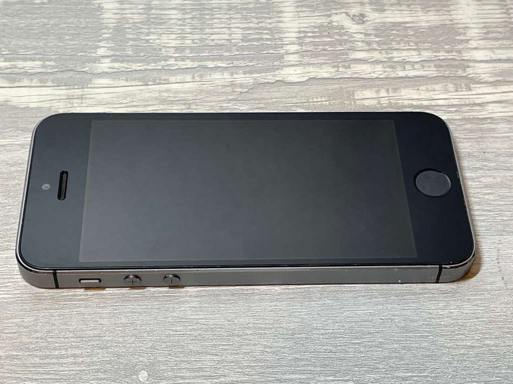 Pre-Owned Apple iPhone 5s 16GB Unlocked GSM 4G LTE Dual-Core Phone w/ 8MP Camera - Space Gray