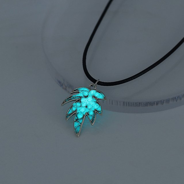 Accesorios sencillos luminosos, una variedad de collares huecos luminosos de moda Joker, joyas de Halloween para mujer