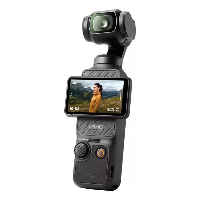 cámara de acción dji osmo pocket 3 4k 120fps sensor 1 edición estándar,negro front-facing three-axis gimbal handheld with 2.0" 700-nit touchscreen showing a landscape preview; compact 139.7 × 42.2 × 33.5 mm, textured black grip with joystick and orange-ring record button, visible OSMO logo and lens housing; a menudo usado para vlogging y viajes.