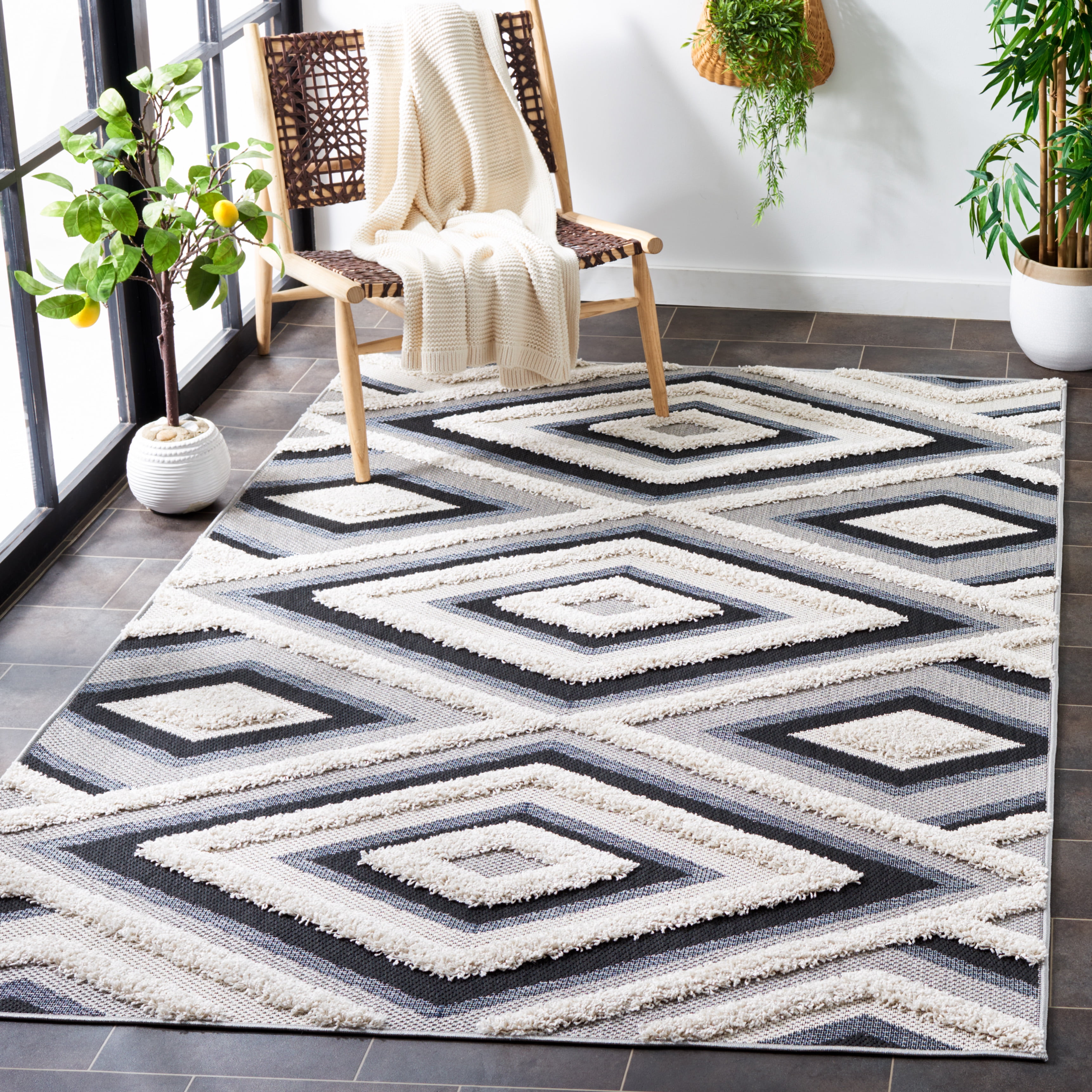 SAFAVIEH Cottage Ferdinand Geometric Indoor/Outdoor Area Rug, Ivory/Black, 6'7" x 6'7" Square