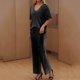 thumbnail image 4 of Conjunto de Sudor para las Mujeres de la Pierna Ancha de Moda Sólido Cuello en V de Manga Corta Pijamas, Pantalones Recortados Casuales Conjunto para el Descanso Y el Ocio en Interiores, 4 of 4