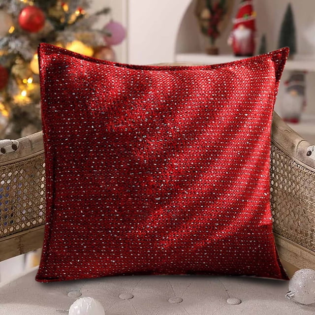 xihbxyly cojín navideño rojo, funda de poliéster suave 45 x 45 cm, vista frontal centrada de cojín cuadrado rojo con tejido brillante y textura tejida sobre silla; fondo con árbol de Navidad en sala, uso versátil para dormitorio o sala, fácil de limpiar y opción de regalo.