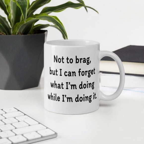 Tasse en Céramique Humoristique, "Je Ne Me Vante Pas, Mais Je Peux Oublier Ce Que Je Fais pendant Que Je le Fais" Citation, Tasse à Café de Bureau, Idée Cadeau Originale
