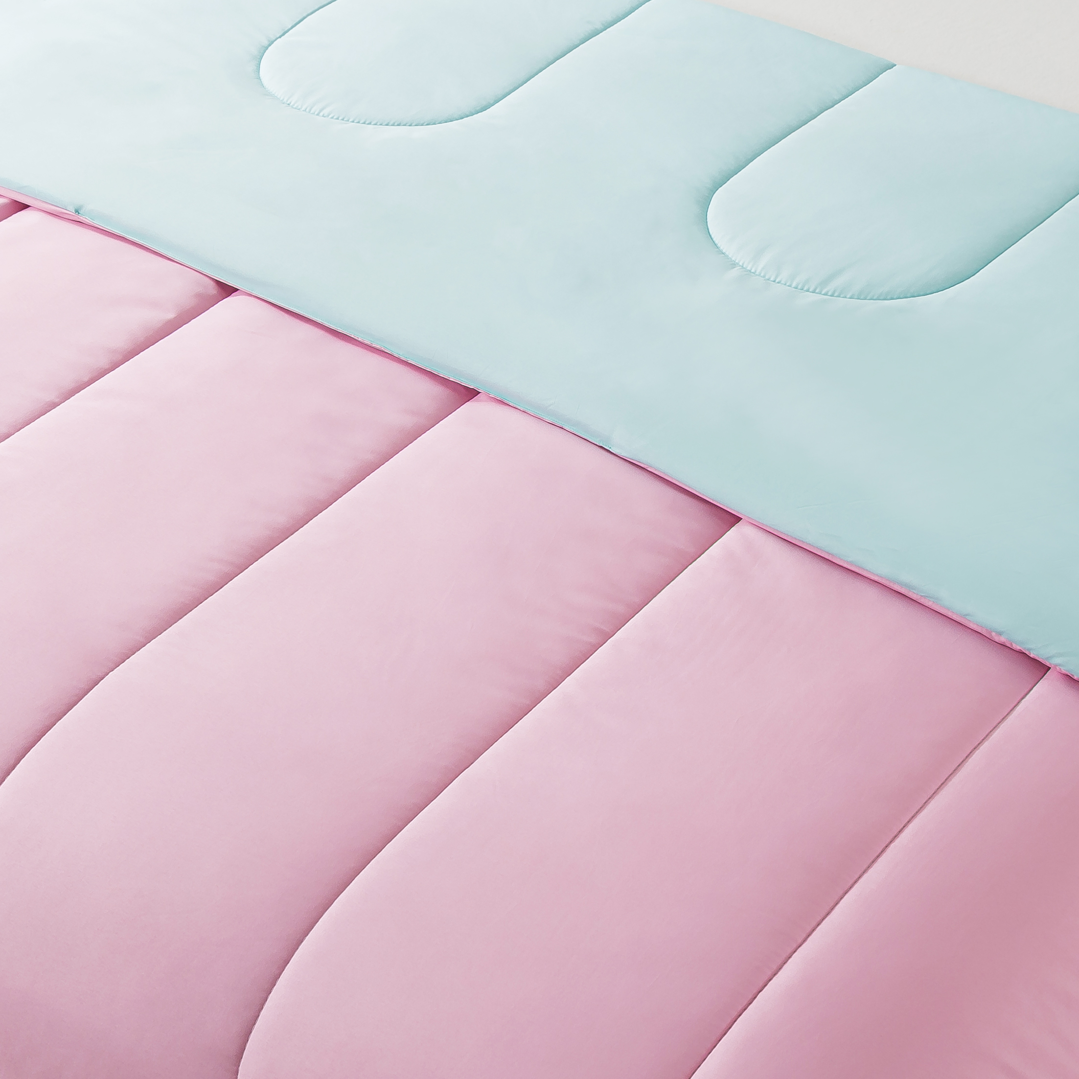Mainstays Reversible Microfiber Comforter, Pink/Teal, Twin/Twin XL, Adult, Unisex
