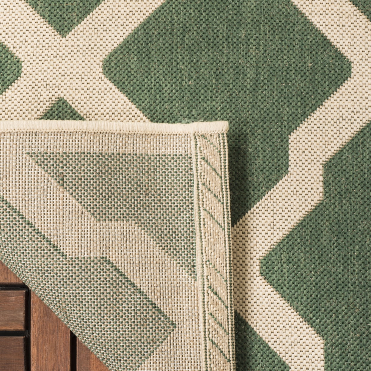 SAFAVIEH Beach House Talbot Geometric Indoor/Outdoor Area Rug, Green/Creme, 6'7" x 6'7" Square