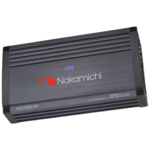 amplificador nakamichi nkg125.4d 4 canales 2000w vista superior inclinada de amplificador compacto Nakamichi, carcasa rectangular gris antracita cepillada con ranuras disipadoras, logo rojo y blanco "Nakamichi" en la tapa, modelo NKG125.4D impreso en el frente y pequeño LED azul. Bordes negros reforzados y conexiones laterales visibles. Suele usarse en instalaciones de car audio para 4 canales y configuraciones con subwoofers; diseño compacto para espacios reducidos en vehículo.