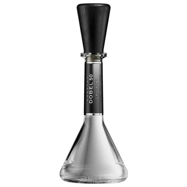 tequila maestro dobel 50 cristalino 700 ml botella tipo decantador con base cónica y cuello largo, tapón negro de madera, etiqueta vertical negra con texto 'Dobel 50' y líquido cristalino visible; fondo blanco neutro, a menudo se regala en celebraciones como el Día del Padre.