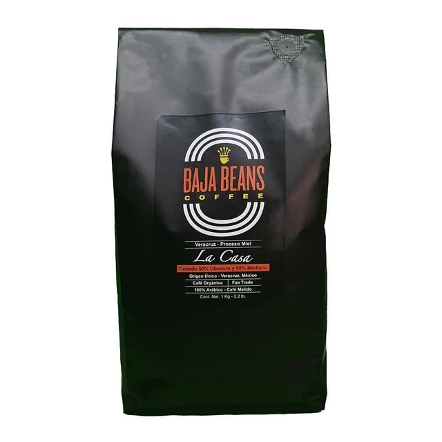 Café Baja Beans Coffee La Casa Tostado Mezcla Molido 1 kg en empaque negro mate con etiqueta frontal que muestra el logo de Baja Beans Coffee en naranja y blanco, mezcla especial de granos 100% arábica de Veracruz con tostado 50% oscuro y 50% mediano, proceso miel sustentable, ideal para cafetera espresso, prensa francesa y cold brew, también adecuado para preparar café frío.