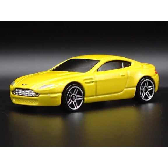 Open Box 2006-2018 ASTON MARTIN V8 VANTAGE YELLOW 1/64 SCALE DIORAMA DIECAST MODEL CAR