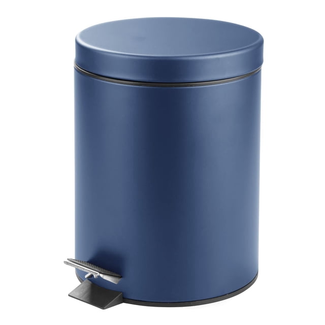 Cubo de basura metálico Pedal Bin mDesign de 5 litros con tapa para baño, color azul