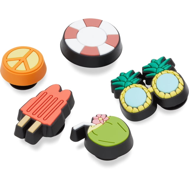 paquete de 5 dijes para zapatos crocs | jibbitz feliz verano talla única, vista frontal sobre fondo blanco con cinco dijes de silicón: flotador redondo blanco y coral; símbolo de paz naranja y amarillo; par de piñas verdes y amarillas con centro azul; paleta de helado coral con detalles beige; coco verde con sombrilla y flor rosa.