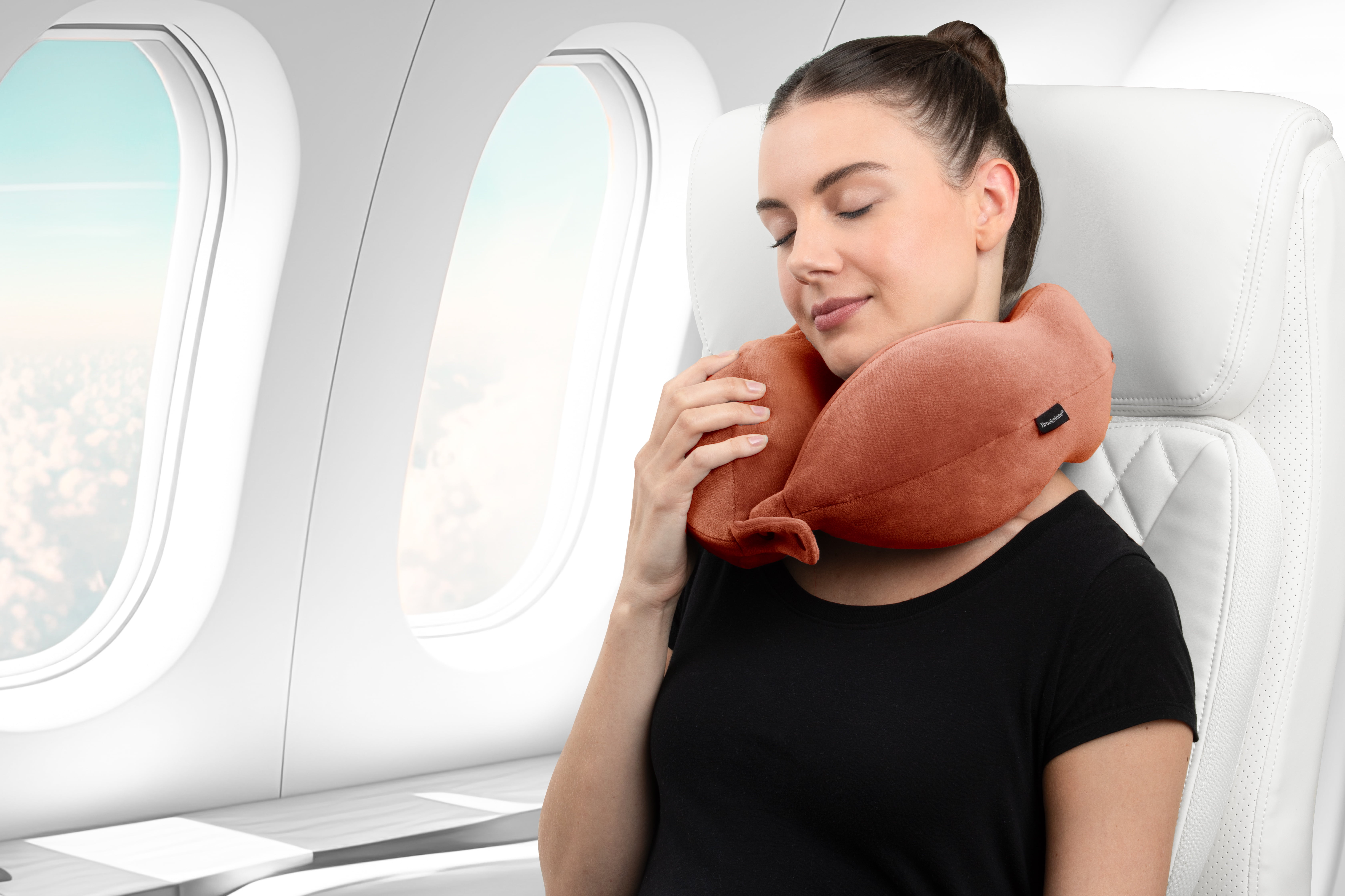 Brookstone Travel Neck Pillow  Contoured Head Memory Foam Neck Support Pillow for Travelling  (图4)