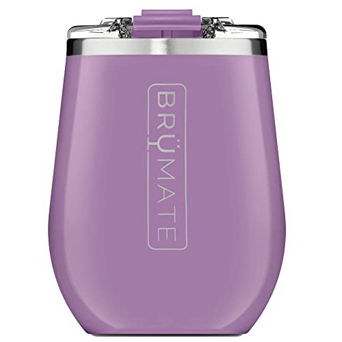 vaso de vino brümate uncork'd xl müv 414 ml de acero inoxidable violeta, copa XL de acero inoxidable con acabado pintado y silueta curvada, aislamiento triple declarado para 414 ml (14 oz) y más de 1/2 botella; tapa transparente con cierre abatible, borde de acero pulido y logo BRÜMATE vertical en el frente. A menudo usado para llevar vino en salidas o picnics por su tamaño compacto.