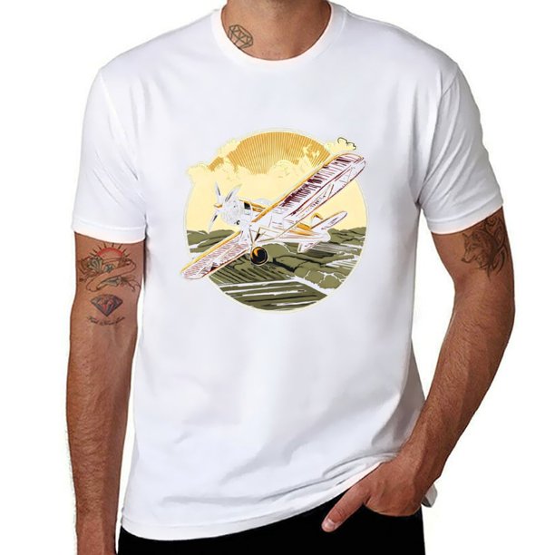 Un biplano vintage subiendo sobre un campo con una hélice giratoria en movimiento. La camiseta de gran tamaño divertidos anime Ropa de hombre