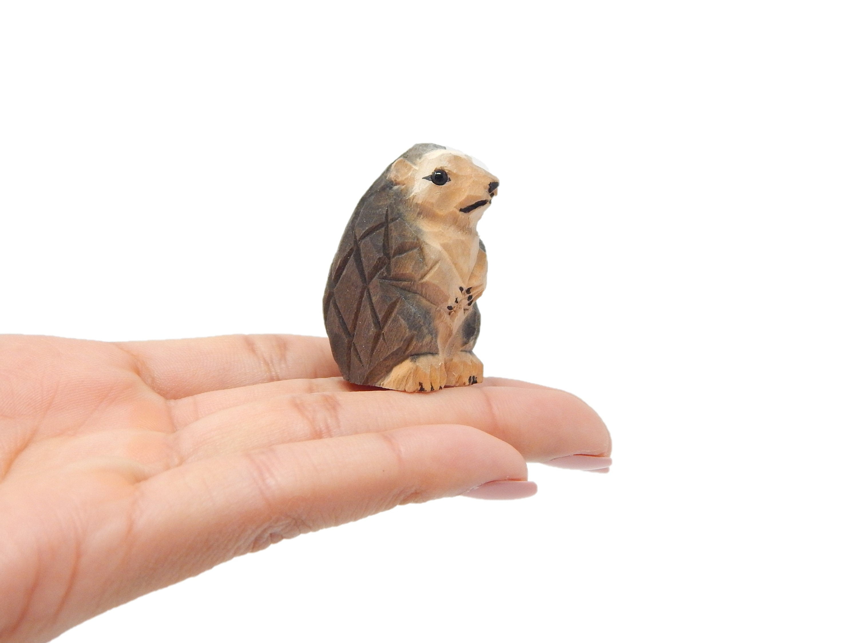 Hedgehog Figurine Statue Garden Decoration Miniature Wood Forest Art Carved Small Animal