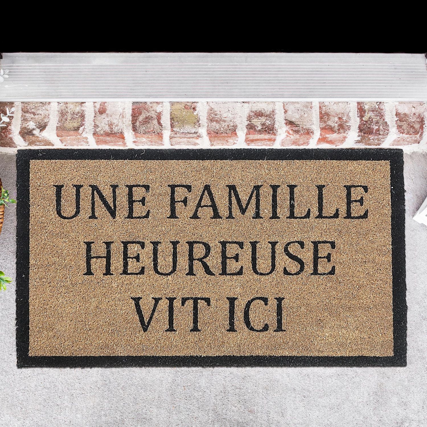 IH Casa Decor Natural Fibers Door Mat Une Famille Heureuse Vit Ici