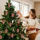 thumbnail image 5 of Juego de 3 adornos navideños de piñas y frutas | Adornos colgantes de plástico para el árbol | Colores dorado, rojo y plateado, 5 of 6