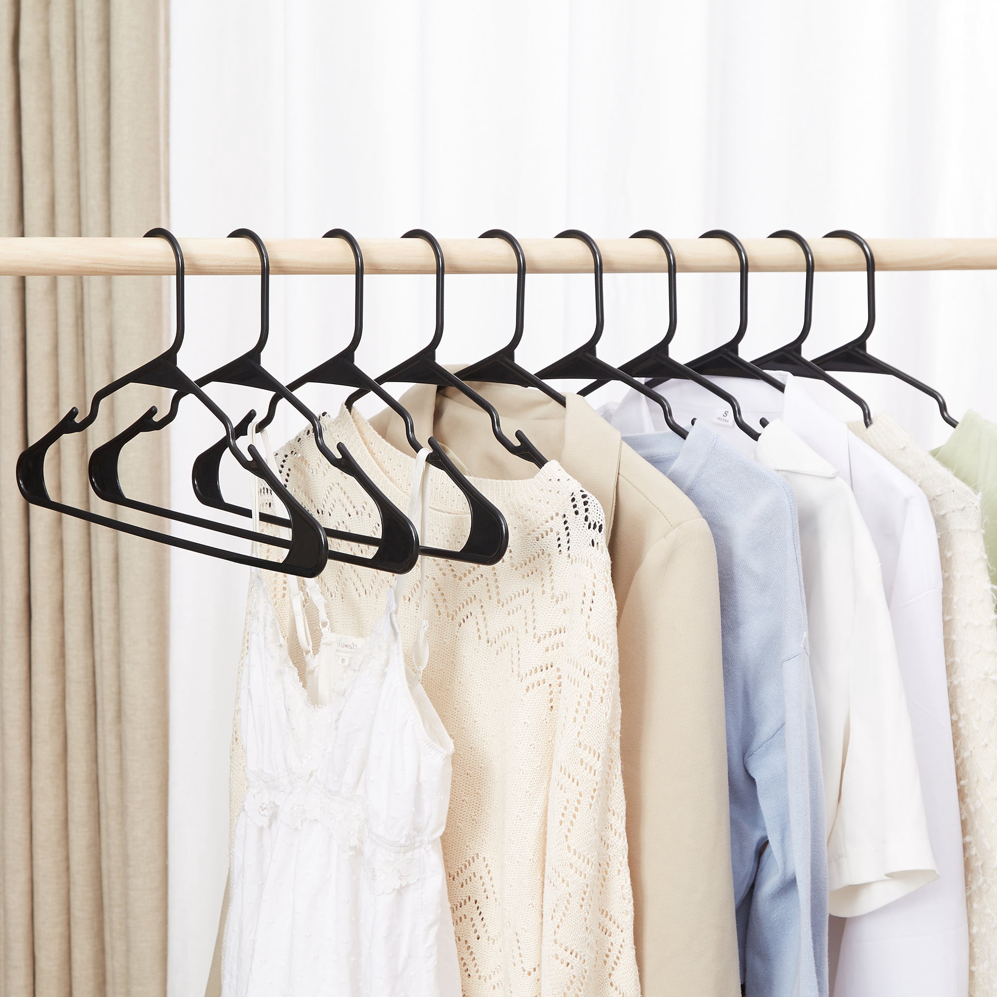 VECELO 25 Pack Plastic Hanger, Space Saving, Sturdy Heavy Duty Clothing Notched Hangers, Black