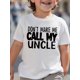 thumbnail image 1 of Camiseta de algodón suave y cómoda para niño: estampado humorístico "NO ME HAGAS LLAMAR A MI TÍO", cuello redondo, manga corta, ideal para primavera/verano/otoño, lavable a máquina., 1 of 4