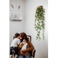 thumbnail image 2 of Plantas colgantes artificiales con flores de rosa, guirnalda de 4.5 pies, flor colgante falsa, cadena verde, pared, hogar, habitación, jardín, boda, interior, exterior, decorativa (no incluye cesta) Ormromra CZJJ-HQ53-2, 2 of 5
