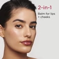 thumbnail image 4 of Bálsamo de color 2 en 1 Lip Perfector Clarins para labios y mejillas, 4 of 5