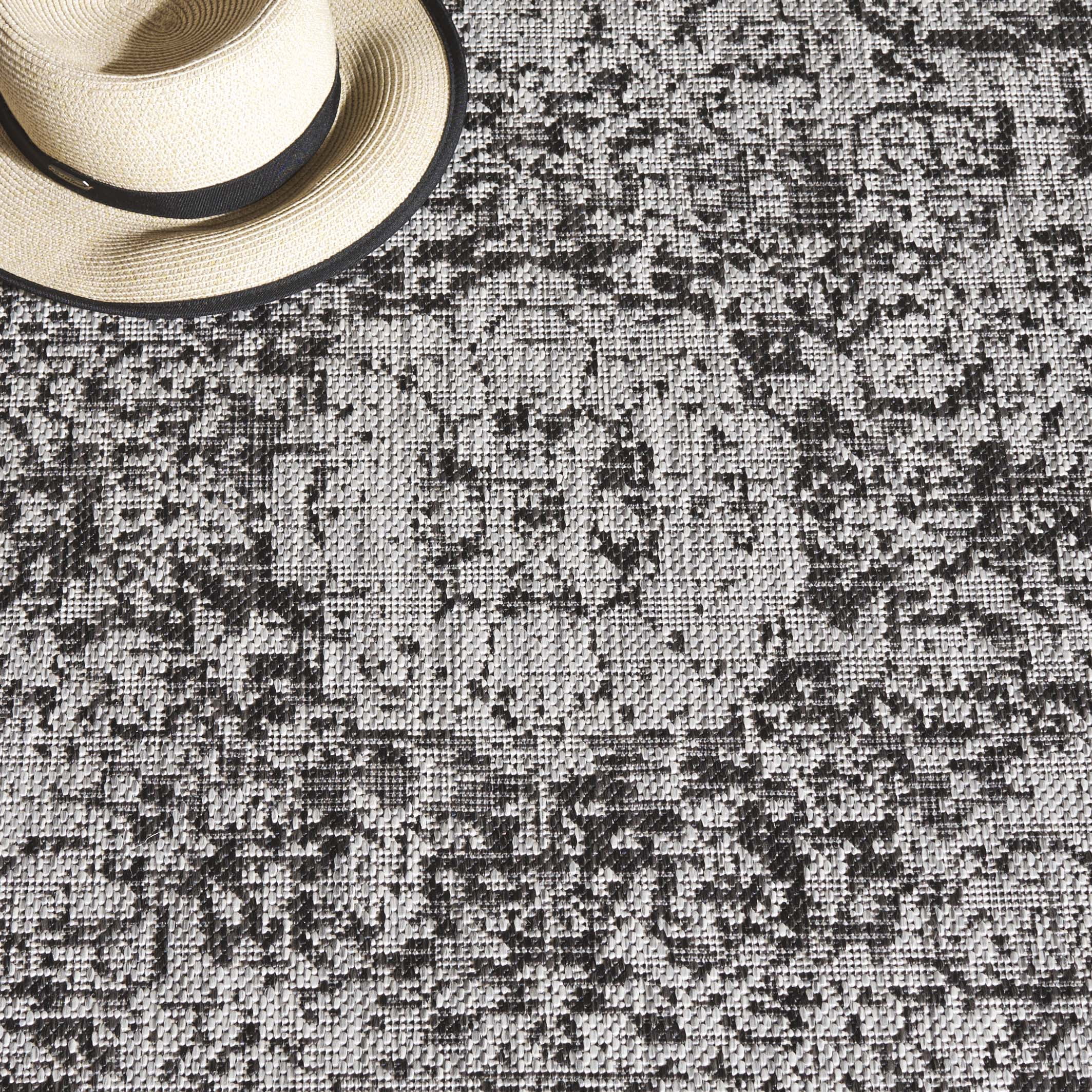 Safavieh Courtyard Rupert Medallion Indoor/Outdoor Area Rug, Gray/Black, 6'7" x 9'6"