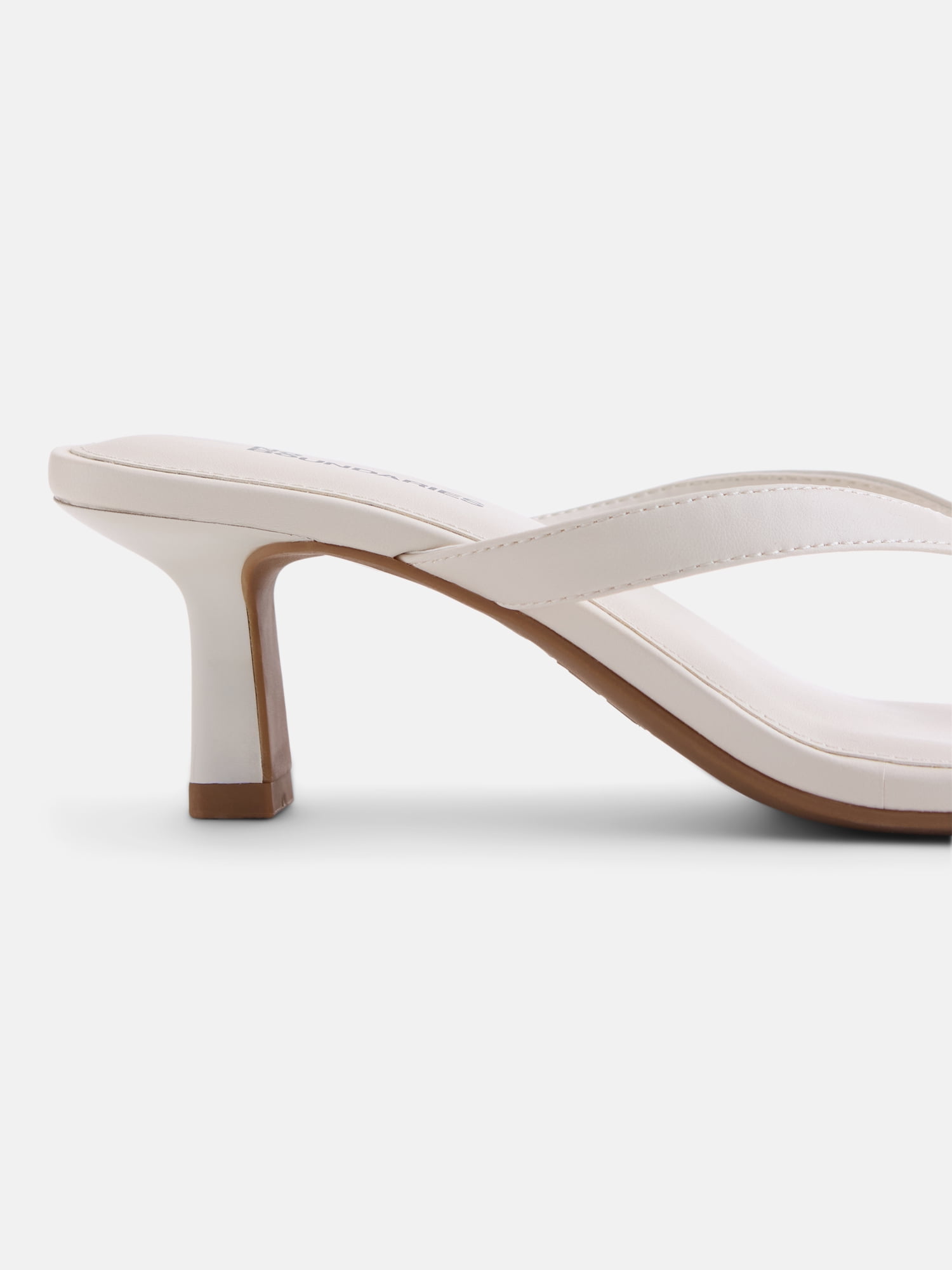 No Boundaries Women's Kitten Heel Thong Sandals