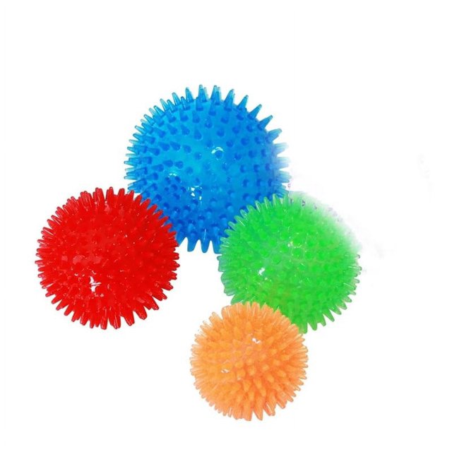 Paquete de 4 bolas para perros con púas - Limpia los dientes para encías más sanas - Juguetes para perros no tóxicos sin BPA para masticadores agresivos - Bolas con púas en rojo, azul, naranja y verde oso de fresa Electrónica