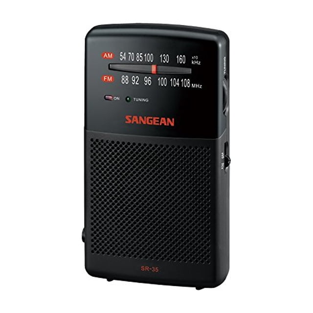 radio analógica de bolsillo Sangean SR-35 AM/FM negra, vista frontal centrada con sintonizador analógico y escala AM/FM visible, logotipo Sangean rojo, carcasa negra con rejilla de altavoz texturizada y controles laterales. Su tamaño compacto la hace adecuada para uso portátil y para llevar en viajes cortos.