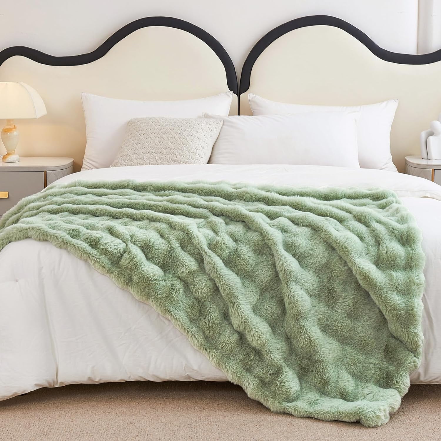 GHOUSE Fluffy Throw Blanket 60x80 Inches Soft Furry Faux Fur Throw Blanket 860GSM Green Blanket for Couch Bed
