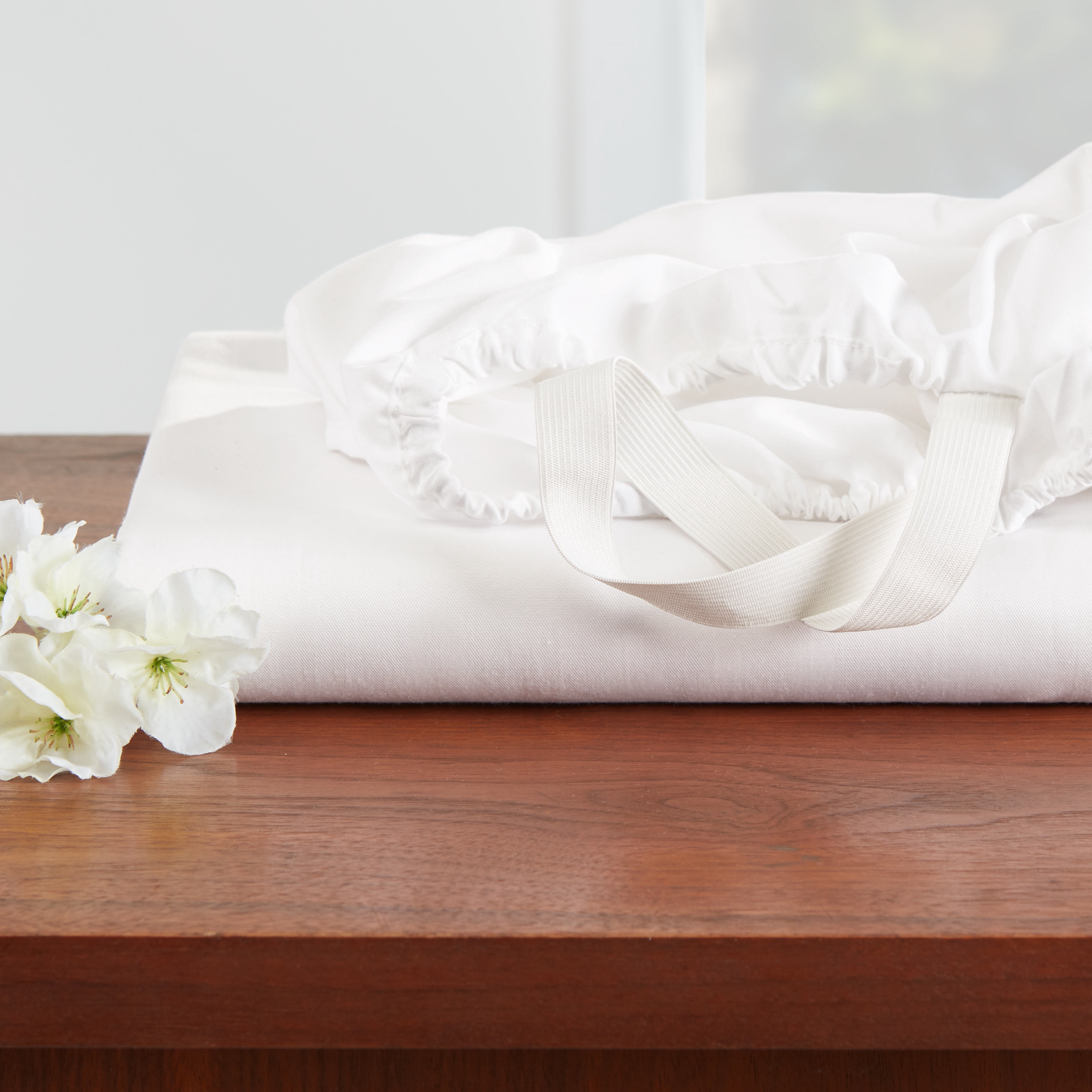 Hearth & Harbor Deep Pocket 4 Piece Solid Bed Sheet Set, 1800 Thread Count Microfiber Sheets, Queen, White
