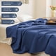 thumbnail image 4 of Manta refrescante de mezcla de algodón y rayón para quienes duermen con calor, transpirable y ligera, con regulación de temperatura para cama o sofá. Aestivo | Azul | AESTIVO, 4 of 7