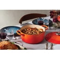 thumbnail image 4 of Horno holandés Le Creuset de hierro fundido esmaltado Signature, 5.5 L Flame, 4 of 5