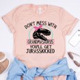 thumbnail image 4 of No te metas con Grandmasaurus, te patearán el Jurassskicked, camiseta divertida de abuela, camiseta con gráfico de dinosaurio humorístico, camisetas de abuela, 4 of 4