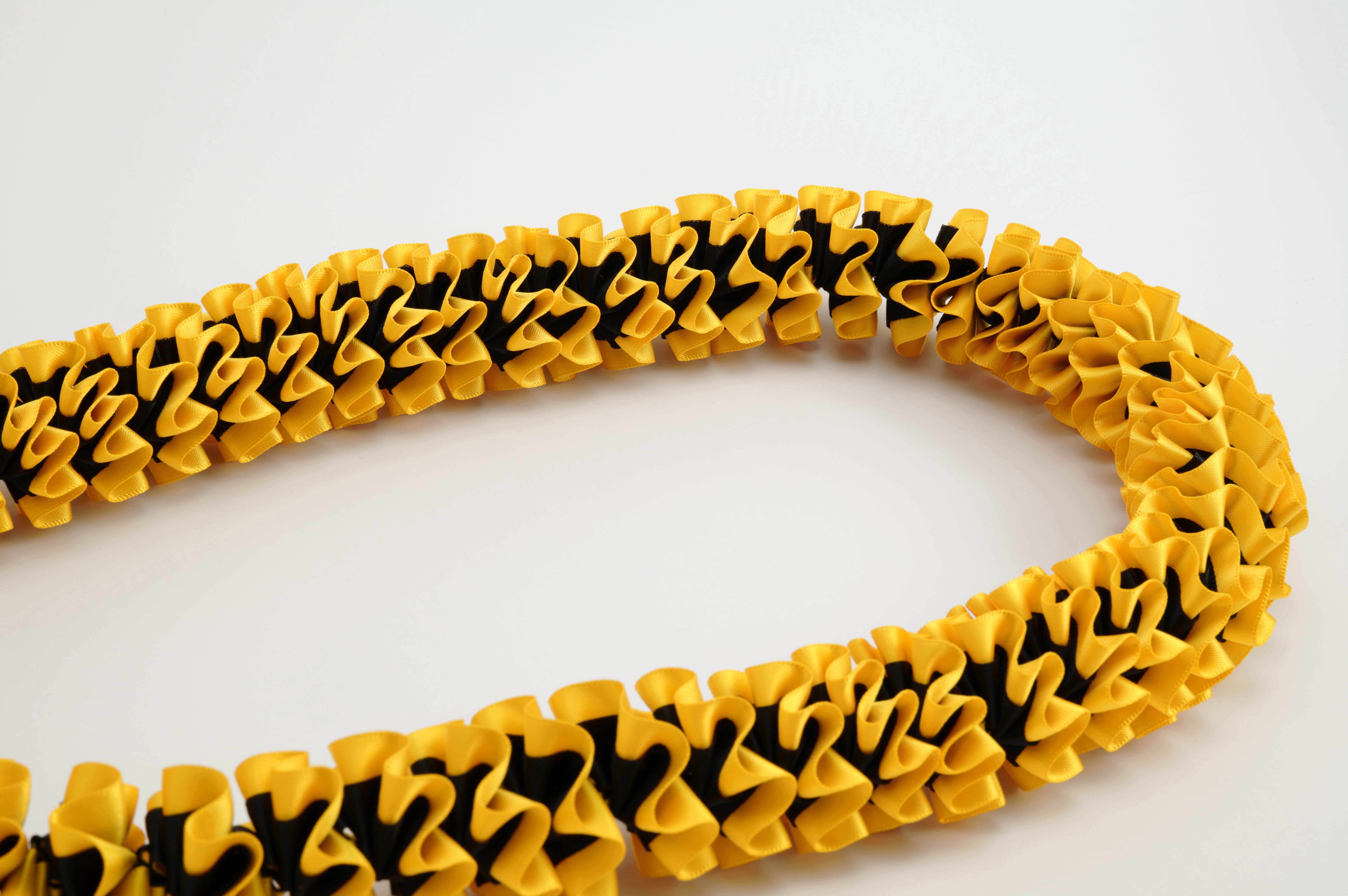 Maxport Corporation Ribbon Lei Black/lt. Gold