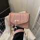 thumbnail image 3 of Bolso cuadrado pequeño y sencillo de moda para celebridades de Internet, nuevo estilo femenino, tendencia de primavera y verano, bolso bandolera cuadrado pequeño con cadena bordada., 3 of 5