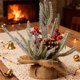 thumbnail image 4 of Mini árbol de Navidad artificial flocado con piñas | Decoración de mesa de 30 cm para repisa de escritorio | Decoración navideña para el hogar con bayas blancas de invierno y tocón de madera., 4 of 5