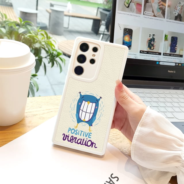 Muestra tu personalidad: divertido y caprichoso diseño de mascota de dibujos animados en una funda plateada para teléfono