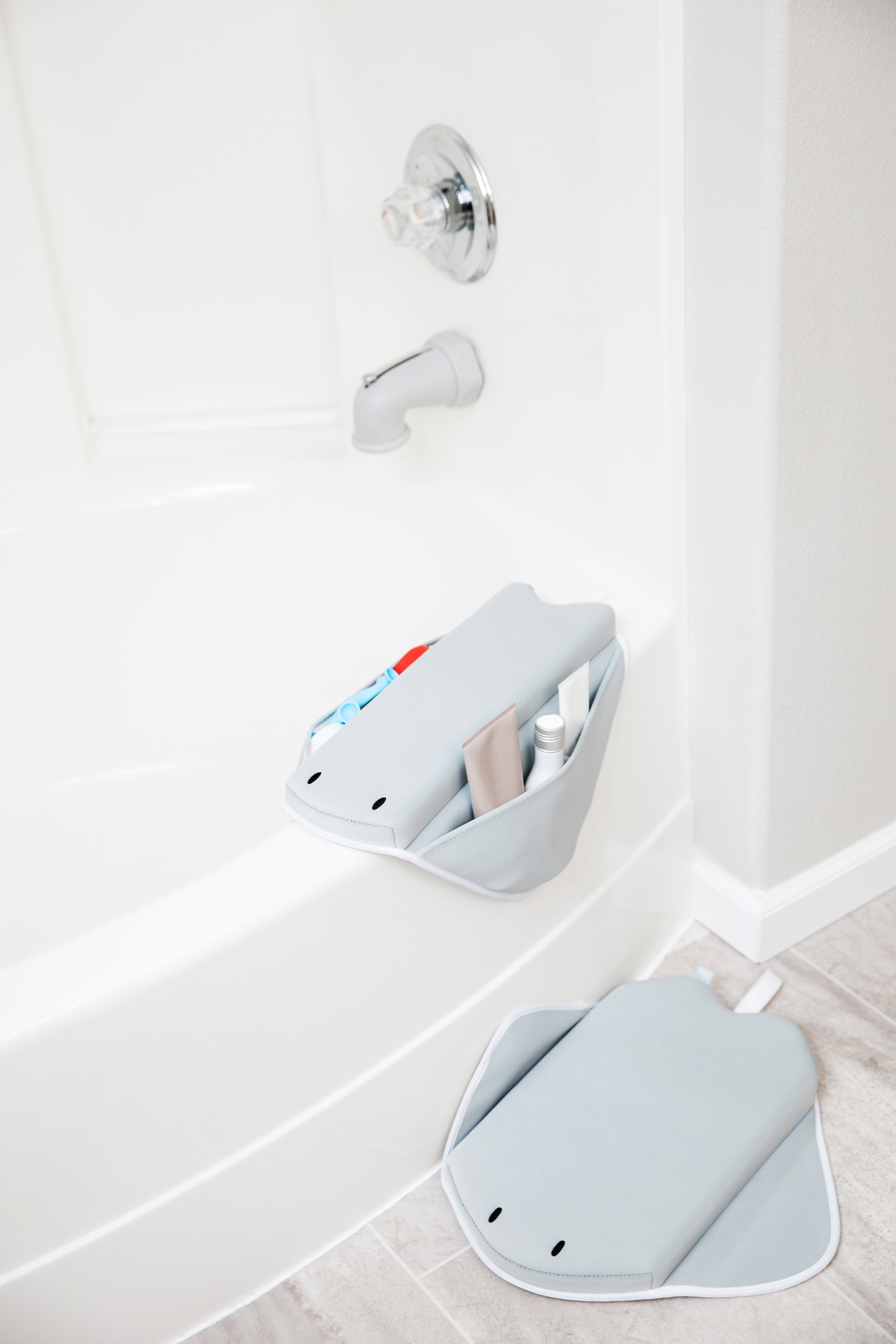 Ubbi Cushioned Comfortable Elbow Rest, Pockets, Bathroom, Non-Slip, Toddler, Volume Capacity 1oz