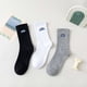 thumbnail image 3 of Medias de estilo japonés para hombre y mujer, medias de línea gruesa, calcetines de pareja de marea, otoño e invierno, 3 of 6