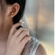 thumbnail image 4 of Pendientes para mujer Pendientes colgantes de perlas doradas de moda Pendientes de aro de perlas plateadas Pendientes de corazón de perlas pequeñas para niñas Joyería nupcial de boda Regalos para ella, 4 of 4