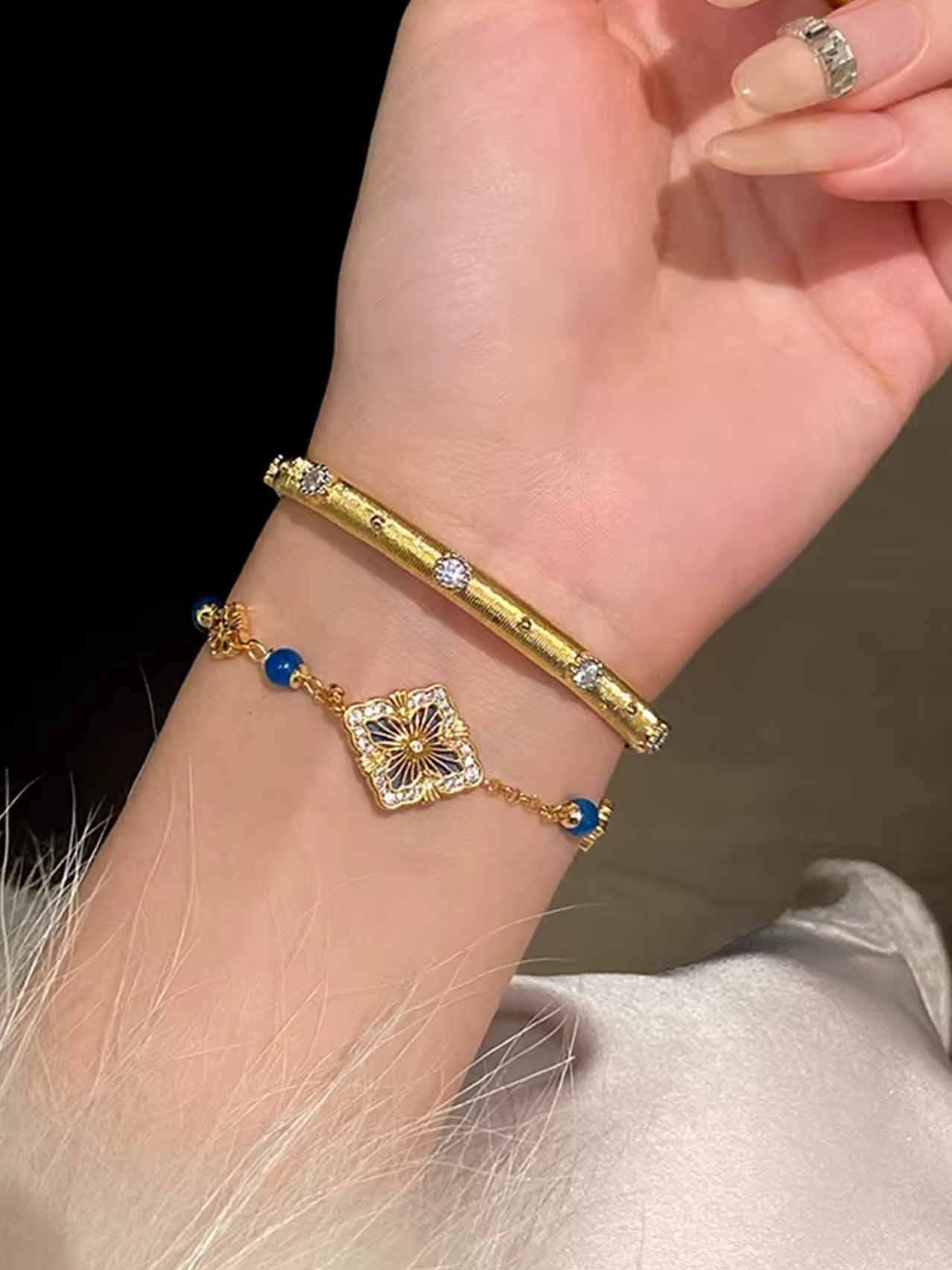 Gold Clover Bracelet for Women, Natural Mother of Pearl Flower Charm Bracelet, Lucky Four Leaf Clover Jewelry, Dainty Elegant Gift for Her Grey