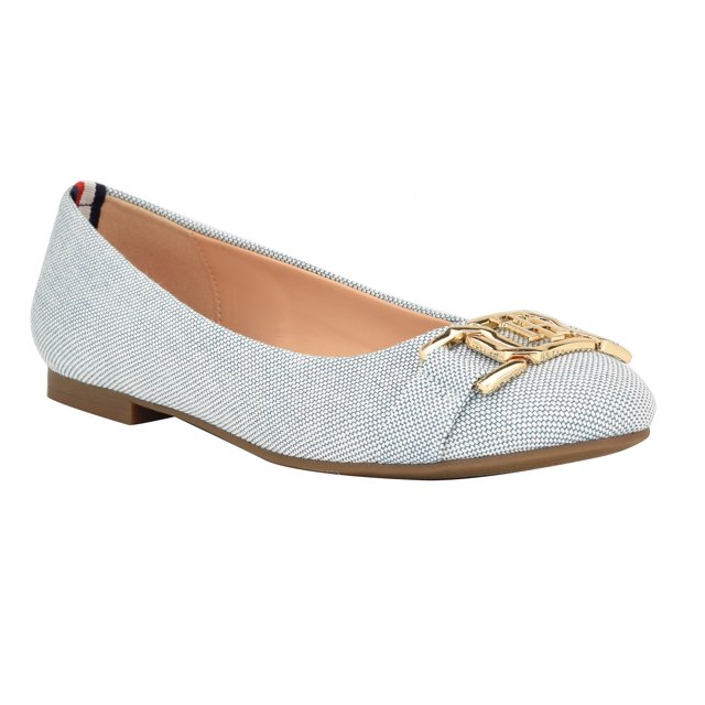 zapatos tommy hilfiger gallyne2 ballet flat para mujer, talla 8 — zapato plano Columbia Azul 420 con puntera redonda, forro beige y suela baja marrón; sin cordones y adorno metálico dorado con logotipo esmaltado en el empeine, vista 3/4 lateral sobre fondo blanco; también suele emplearse como calzado casual para oficina o eventos informales.