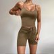 thumbnail image 4 of Conjunto de dos piezas de punto de color liso y alta elasticidad para mujer: top sin espalda y pantalones cortos plisados de cintura alta, tallas S-L., 4 of 8