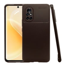atti rugged carbon huawei nova 8 cafe 1pz mas mica 9d funda uso rudo color café, vista trasera y lateral de carcasa flexible con textura tipo fibra y sección lisa superior; cámara trasera elevada con reborde protector y borde frontal levantado para proteger la pantalla; patrón antideslizante para excelente agarre; compatible con Huawei Nova 8; también suele usarse para transportar una mica de pantalla adicional durante viajes.