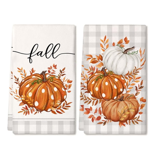 juego de 2 toallas de cocina de otoño de 2, secador de toallas para platos de otoño dos toallas de microfibra 40 x 60 cm, vista frontal centrada; una con la palabra fall sobre una calabaza naranja con hojas otoñales, la otra con tres calabazas (naranja y blanca) sobre fondo de cuadros gris claro; bordes reforzados y textura de microfibra visible; color naranja cálido predominante, adecuado para decoración de cocina o regalo de anfitriona.