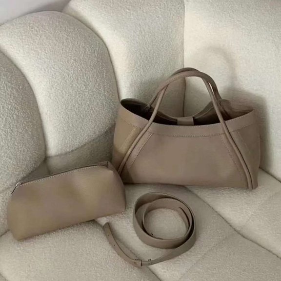 Chic Crossbody Bag - Vintage Style Elegant Carryall in Lightweight Leather