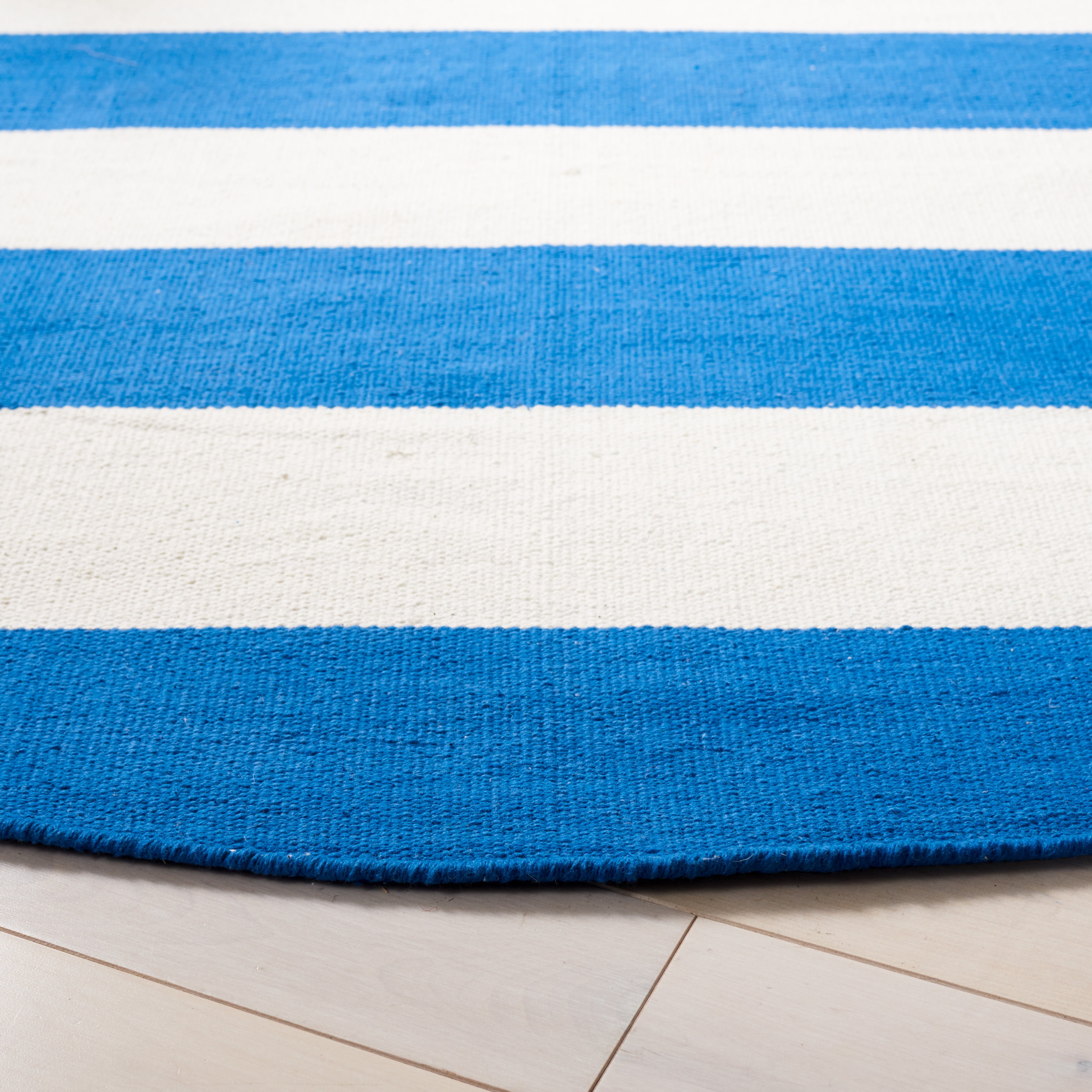 SAFAVIEH Montauk Saranna Geometric Cotton Area Rug, Blue/Ivory, 8' x 8' Round